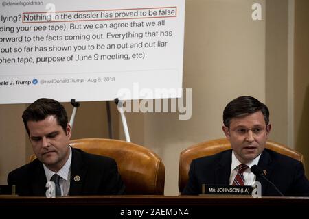 Washington, District of Columbia, USA. 9 Dez, 2019. United States Vertreter Mike Johnson (Republikaner von Louisiana), rechts, spricht während einer öffentlichen Anklage Anfrage Anhörung mit der US-Justiz Ausschuss auf dem Capitol Hill in Washington, DC, am 9. Dezember 2019. Auf der linken Seite uns Vertreter Matt Gaetz (Republikaner von Florida) Credit: Anna Moneymaker/CNP/ZUMA Draht/Alamy leben Nachrichten Stockfoto
