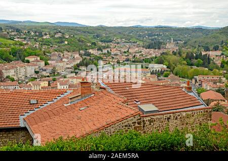 Der Hill View auf der orangefarbenen Dächern von Le Puy-en-Velay Stadt in Frankreich Stockfoto