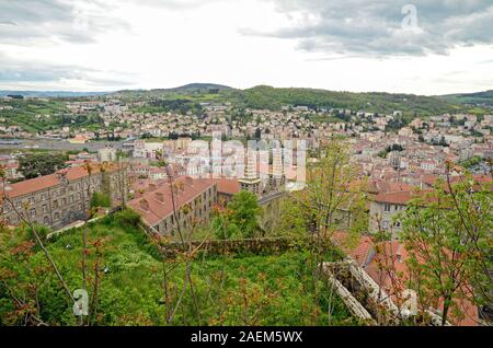 Der Hill View auf der orangefarbenen Dächern von Le Puy-en-Velay Stadt in Frankreich Stockfoto