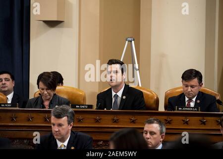 Washington, District of Columbia, USA. 9 Dez, 2019. United States Vertreter Matt Gaetz (Republikaner für Florida), Mitte, spricht während einer öffentlichen Anklage Anfrage Anhörung mit der US-Justiz Ausschuss auf dem Capitol Hill in Washington, DC, am 9. Dezember 2019. Am Recht ist uns Vertreter Martha Roby (Republikaner von Alabama) und auf der linken Seite ist uns Vertreter Mike Johnson (Republikaner von Louisiana) Credit: Anna Moneymaker/CNP/ZUMA Draht/Alamy leben Nachrichten Stockfoto
