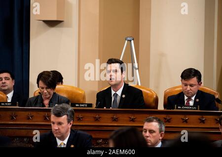 United States Vertreter Matt Gaetz (Republikaner für Florida), Mitte, spricht während einer öffentlichen Anklage Anfrage Anhörung mit der US-Justiz Ausschuss auf dem Capitol Hill in Washington, DC, am 9. Dezember 2019. Am Recht ist uns Vertreter Martha Roby (Republikaner von Alabama) und auf der linken Seite ist uns Vertreter Mike Johnson (Republikaner für Louisiana). Credit: Anna Moneymaker/Pool über CNP | Verwendung weltweit Stockfoto