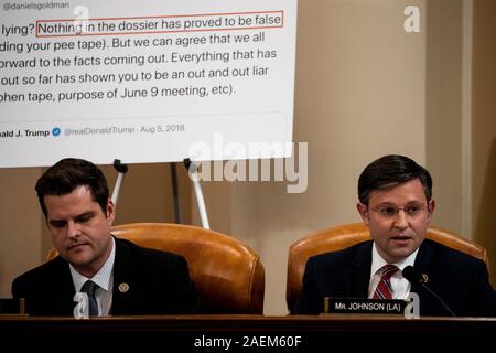 United States Vertreter Mike Johnson (Republikaner von Louisiana), rechts, spricht während einer öffentlichen Anklage Anfrage Anhörung mit der US-Justiz Ausschuss auf dem Capitol Hill in Washington, DC, am 9. Dezember 2019. Auf der linken Seite uns Vertreter Matt Gaetz (Republikaner von Florida). Credit: Anna Moneymaker/Pool über CNP | Verwendung weltweit Stockfoto