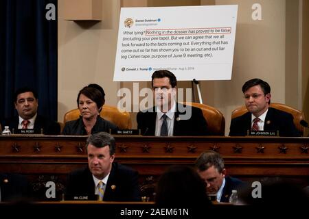 United States Vertreter Matt Gaetz (Republikaner für Florida), Mitte, spricht während einer öffentlichen Anklage Anfrage Anhörung mit der US-Justiz Ausschuss auf dem Capitol Hill in Washington, DC, am 9. Dezember 2019. Auf der linken Seite ist uns Vertreter Martha Roby (Republikaner von Alabama) und auf der rechten Seite ist uns Vertreter Mike Johnson (Republikaner für Louisiana). Credit: Anna Moneymaker/Pool über CNP | Verwendung weltweit Stockfoto