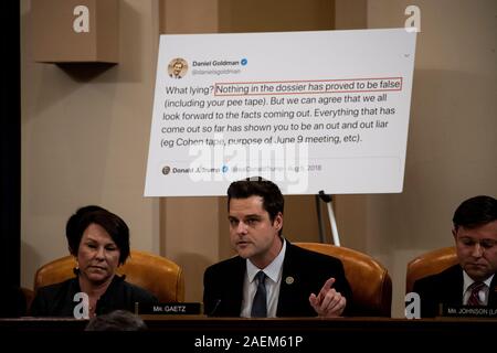 United States Vertreter Matt Gaetz (Republikaner für Florida), Mitte, spricht während einer öffentlichen Anklage Anfrage Anhörung mit der US-Justiz Ausschuss auf dem Capitol Hill in Washington, DC, am 9. Dezember 2019. Auf der linken Seite ist uns Vertreter Martha Roby (Republikaner von Alabama) und auf der rechten Seite ist uns Vertreter Mike Johnson (Republikaner für Louisiana). Credit: Anna Moneymaker/Pool über CNP | Verwendung weltweit Stockfoto