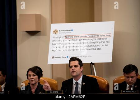 United States Vertreter Matt Gaetz (Republikaner für Florida), Mitte, spricht während einer öffentlichen Anklage Anfrage Anhörung mit der US-Justiz Ausschuss auf dem Capitol Hill in Washington, DC, am 9. Dezember 2019. Auf der linken Seite ist uns Vertreter Martha Roby (Republikaner von Alabama) und auf der rechten Seite ist uns Vertreter Mike Johnson (Republikaner für Louisiana). Credit: Anna Moneymaker/Pool über CNP | Verwendung weltweit Stockfoto