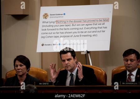 United States Vertreter Matt Gaetz (Republikaner für Florida), Mitte, spricht während einer öffentlichen Anklage Anfrage Anhörung mit der US-Justiz Ausschuss auf dem Capitol Hill in Washington, DC, am 9. Dezember 2019. Auf der linken Seite ist uns Vertreter Martha Roby (Republikaner von Alabama) und auf der rechten Seite ist uns Vertreter Mike Johnson (Republikaner für Louisiana). Credit: Anna Moneymaker/Pool über CNP | Verwendung weltweit Stockfoto