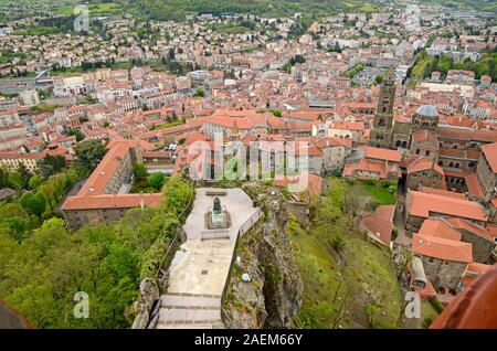 Le Puy Cathedral manchmal als die Kathedrale Unserer Lieben Frau von der Verkündigung, ist eine römisch-katholische Kirche in Le Puy-en-Velay, Auverg Stockfoto