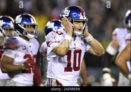 Philadelphia, USA. 9 Dez, 2019. New York Giants Quarterback Eli Manning (10) fordert, ein Spiel in der zweiten Hälfte gegen die Philadelphia Eagles am Lincoln Financial Field in Philadelphia am Montag, 9. Dezember 2019. Die Adler gewannen 23-17. Foto von Derik Hamilton/UPI Quelle: UPI/Alamy leben Nachrichten Stockfoto