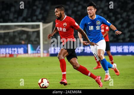 Brasilianisch-portugiesische Fußballspieler geboren Dyego Sousa von Shenzhen F.C., links, hält den Ball in der 29. Runde der chinesischen Fußball Associati Stockfoto