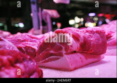 Kunden kaufen Schweinefleisch um einen Stand auf einem lokalen Markt in Tianjin, China, 16. November 2019. Der Preis für Schweinefleisch weiter gehen als die Regierung o Stockfoto