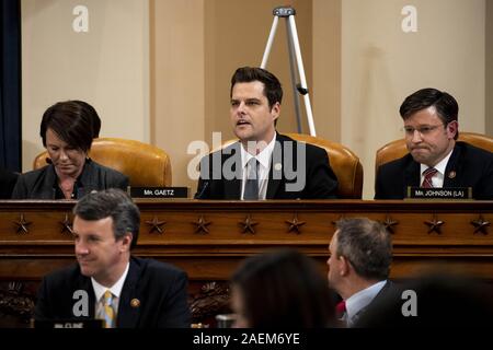Washington, District of Columbia, USA. 9 Dez, 2019. United States Vertreter Matt Gaetz (Republikaner für Florida), Mitte, spricht während einer öffentlichen Anklage Anfrage Anhörung mit der US-Justiz Ausschuss auf dem Capitol Hill in Washington, DC, am 9. Dezember 2019. Am Recht ist uns Vertreter Martha Roby (Republikaner von Alabama) und auf der linken Seite ist uns Vertreter Mike Johnson (Republikaner von Louisiana) Credit: Anna Moneymaker/CNP/ZUMA Draht/Alamy leben Nachrichten Stockfoto
