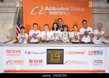 ---- Personal von Alibaba Group feiern die Auflistung von Alibaba an der New York Stock Exchange in New York City, NY, Vereinigte Staaten von Amerika, 19 Septem Stockfoto