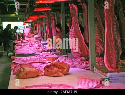 Kunden kaufen Schweinefleisch um einen Stand auf einem lokalen Markt in Tianjin, China, 16. November 2019. Der Preis für Schweinefleisch weiter gehen als die Regierung o Stockfoto