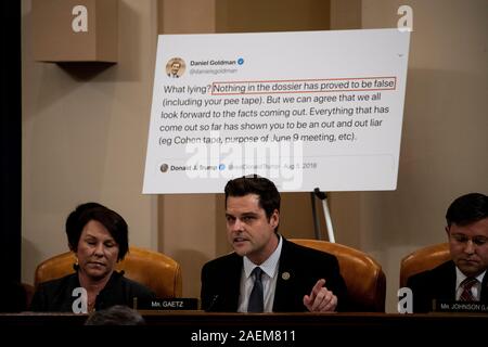 United States Vertreter Matt Gaetz (Republikaner für Florida), Mitte, spricht während einer öffentlichen Anklage Anfrage Anhörung mit der US-Justiz Ausschuss auf dem Capitol Hill in Washington, DC, am 9. Dezember 2019. Auf der linken Seite ist uns Vertreter Martha Roby (Republikaner von Alabama) und auf der rechten Seite ist uns Vertreter Mike Johnson (Republikaner für Louisiana). Credit: Anna Moneymaker/Pool über CNP | Verwendung weltweit Stockfoto