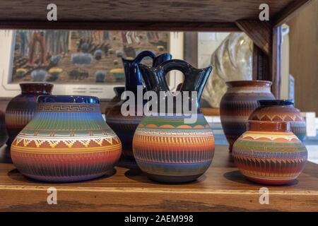 Geätzte Navajo Töpferei in der Altstadt von Albuquerque, New Mexiko verkauft Stockfoto
