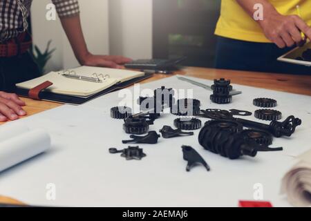 Ingenieur diskutieren und Gestaltung über mechanische Getriebe Teile im Amt. Stockfoto