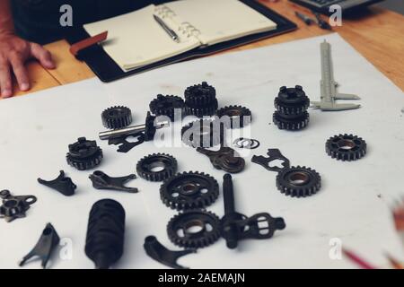 Ingenieur diskutieren und Gestaltung über mechanische Getriebe Teile im Amt. Stockfoto