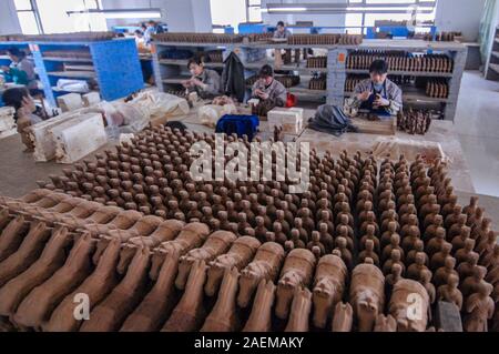 Terrakotta Pferde sind in einer Anlage in der Terracotta Krieger Dorf in der Stadt Xi'an, im Nordwesten der chinesischen Provinz Shaanxi, 8 November 2019 gesäumt. Rura Stockfoto