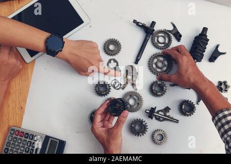 Ingenieur diskutieren und Gestaltung über mechanische Getriebe Teile im Amt. Stockfoto