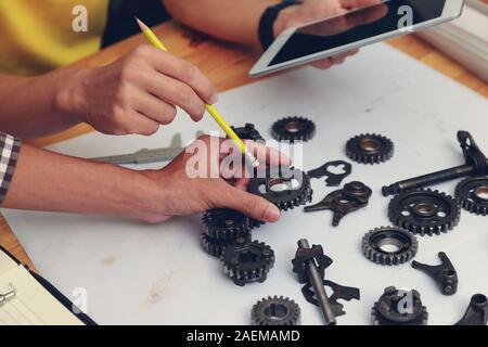 Ingenieur diskutieren und Gestaltung über mechanische Getriebe Teile im Amt. Stockfoto