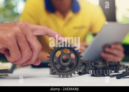 Ingenieur diskutieren und Gestaltung über mechanische Getriebe Teile im Amt. Stockfoto