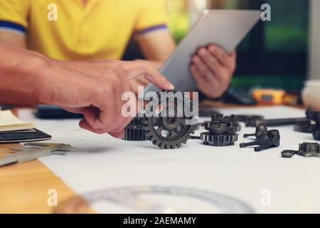 Ingenieur diskutieren und Gestaltung über mechanische Getriebe Teile im Amt. Stockfoto