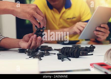Ingenieur diskutieren und Gestaltung über mechanische Getriebe Teile im Amt. Stockfoto