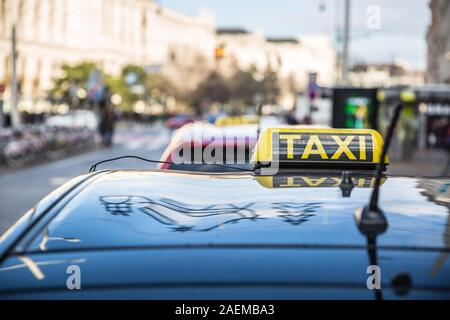 Taxi Auto cab irgendwo auf der Straße warten auf einen Fahrgast. Stockfoto