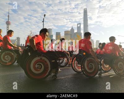 Die behinderten nehmen Sie Teil in die jährliche Shanghai Marathon mit ihren Rollstühlen in Shanghai, China, 17. November 2019. *** Local Caption *** fachaoshi Stockfoto