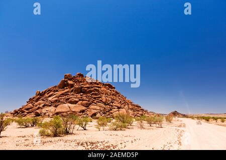 Großer felsiger Hügel im Damara Living Museum, Twyfelfontein oder /UI-//aes, Damaraland (Erongo), Namibia, Südafrika, Afrika Stockfoto