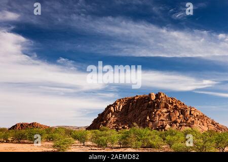 Großer felsiger Hügel im Damara Living Museum, Twyfelfontein oder /UI-//aes, Damaraland (Erongo), Namibia, Südafrika, Afrika Stockfoto