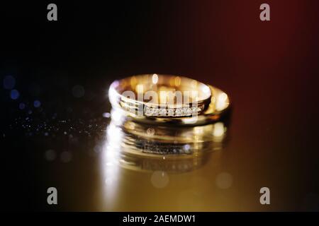 In der Nähe der Hochzeit goldene Ringe auf dunklem Hintergrund, selektiver Fokus Stockfoto