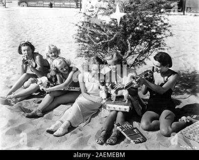 Hollywood starlets MAXINE JENNINGS LUCILLE BALL PHYLLIS BROOKS ANNE SHIRLEY JANE HAMILTON und Kay Sutton mit WEIHNACHTSBAUM und präsentiert auf SANTA MONICA BEACH KALIFORNIEN Dezember 1935 RKO Radio Pictures Werbung Stockfoto