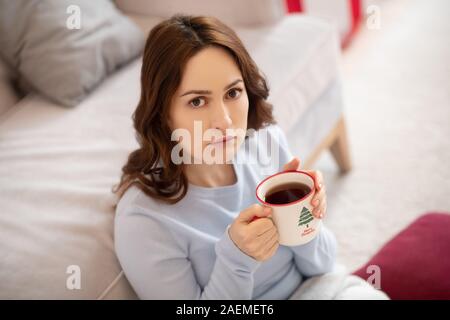 Hübsche junge Frau in/auf dem Boden Stockfoto