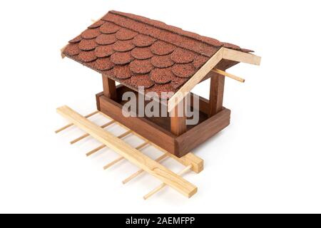 Schöne hausgemachte Holz Futterhaus isoliert auf weißem Stockfoto