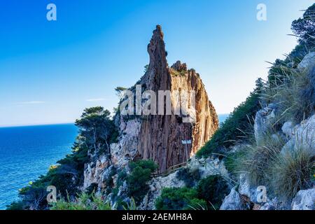 Schöne Felsenküste in Moraira, Costa Blanca, Spanien Stockfoto