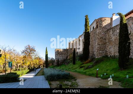 Recaredo Promenade neben der alten Stadtmauer in Toledo, Spanien. Stockfoto