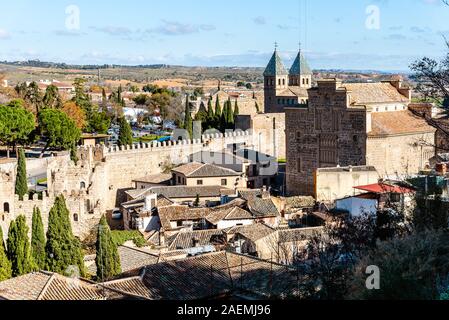 Stadtbild von Toledo, Spanien, von den Wällen mit Puerta de la Bisagra und Santiago del Arrabal Mudejar Kirche. Stockfoto