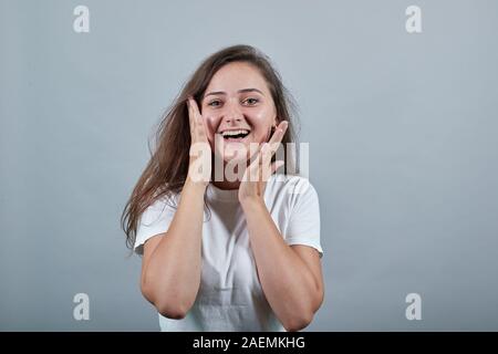 Glückliches Mädchen lacht und halten Sie die Hände in der Nähe von ihr Gesicht Stockfoto