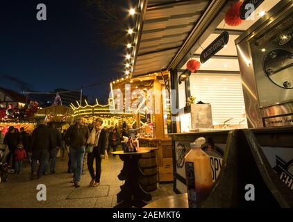 Fast food Straßenhändler im Winter bei Messe und Markt, Nottingham, Großbritannien Stockfoto