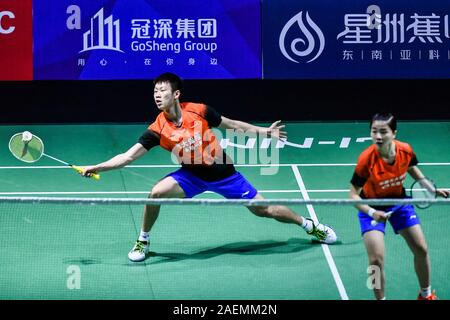 Ren Xiaoyu und Zhou Chaomin von China den Ball gegen Kouhei Gondou und Ayane Kurihara Japans in der ersten Runde des gemischten Doppel von Fuzhou Kinn Stockfoto