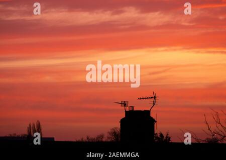 Wimbledon, London, UK. 10. Dezember 2019. Red Sky in den Morgen. Startling rote Wolken über South West London vor Sonnenaufgang. Credit: Malcolm Park/Alamy Leben Nachrichten. Stockfoto