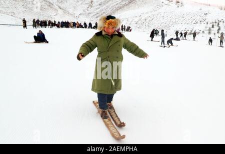 Die Menschen nehmen Teil in einem Karneval zu einem Ski Gebiet auf jiangjun Berg in Altay, Nordwesten Chinas Autonome Region Xinjiang Uygur, 27. November 2019. Stockfoto