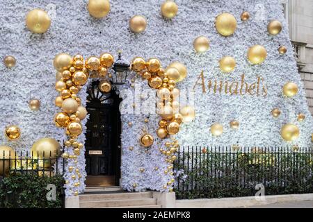 Weihnachtsschmuck an der Außenseite von annabels Private Club. Berkeley Square, Mayfair, London, England Stockfoto