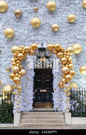 Weihnachtsschmuck an der Außenseite von annabels Private Club. Berkeley Square, Mayfair, London, England Stockfoto