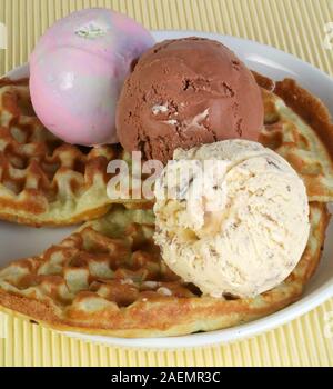 Eisportionierer oder Eis Waffel Schüssel auf Hintergrund neue Stockfoto