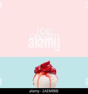 Eis mit Erdbeeren Belag auf Hintergrund neue Stockfoto