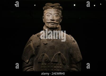 Xi'an. 5 Dez, 2019. Foto auf Dez. 5, 2019 zeigt eine Terracotta Krieger an der Kaiser Qinshihuang Mausoleum Museum in Xi'an, Provinz Shaanxi im Nordwesten Chinas angezeigt. Credit: Li Yibo/Xinhua/Alamy leben Nachrichten Stockfoto