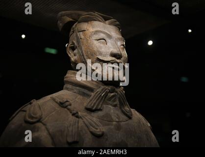 Xi'an. 5 Dez, 2019. Foto auf Dez. 5, 2019 zeigt eine Terracotta Krieger an der Kaiser Qinshihuang Mausoleum Museum in Xi'an, Provinz Shaanxi im Nordwesten Chinas angezeigt. Credit: Li Yibo/Xinhua/Alamy leben Nachrichten Stockfoto