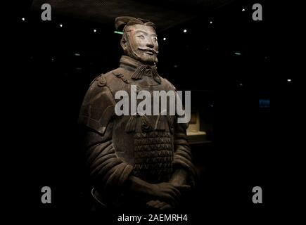 Xi'an. 5 Dez, 2019. Foto auf Dez. 5, 2019 zeigt eine Terracotta Krieger an der Kaiser Qinshihuang Mausoleum Museum in Xi'an, Provinz Shaanxi im Nordwesten Chinas angezeigt. Credit: Li Yibo/Xinhua/Alamy leben Nachrichten Stockfoto